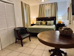 Private Rooms at Miami, Buena Vista with Parking