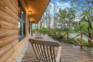 Mid-Wales Lakeside Hot Tub Hideaway