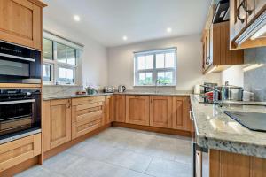 Mid-Wales Lakeside Hot Tub Hideaway