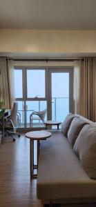 29c BGC Cozy Suite Steps Away From Major Malls with Paid Parking and Gym with Fast Wi-fi