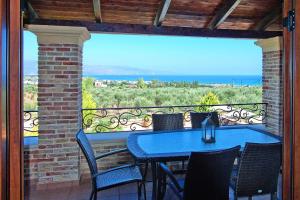 Cretan Villa Near Beach for 10
