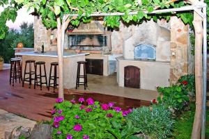 Cretan Villa Near Beach for 10