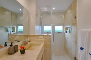 Caribbean Beachfront Apartment. W Scenic view