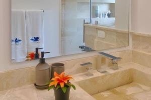 Caribbean Beachfront Apartment. W Scenic view