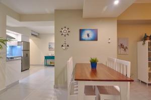 Caribbean Beachfront Apartment. W Scenic view