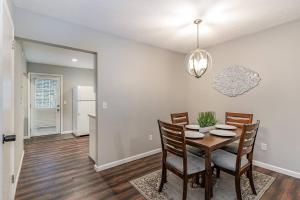 3 Units - Sleeps 24 - Mins to Downtown and Airport