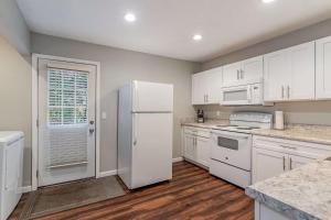 3 Units - Sleeps 24 - Mins to Downtown and Airport