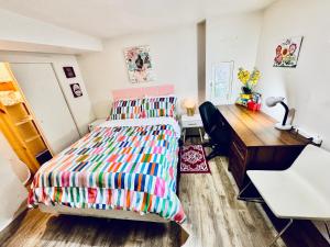 Cozy Private Room with Shared Bathroom on the 1st Floor - Conveniently Located near SeaTac Airport and Downtown