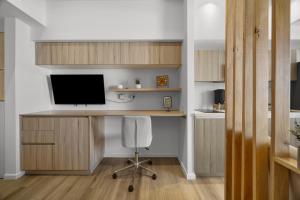 Panoramic Airport Views from 11th Floor Apartment