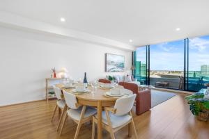 Flinders Wharf - River Views & Free Parking