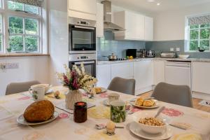 Holly Cottage - Scethrog