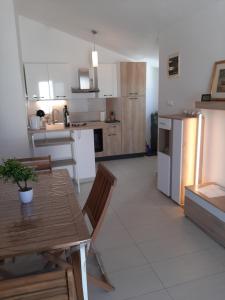 SEA YA - two apartments house with heated pool - 150m from beach