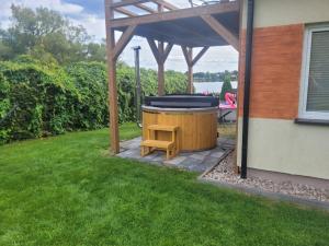 Przy jeziorze - domek na Kaszubach z balią