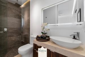 Pier 57, Style, Comfort & Rooftop Views