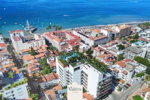 Pier 57, Style, Comfort & Rooftop Views