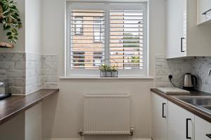 London 4-Bed in Coulsdon, 20 mins Gatwick, Parking