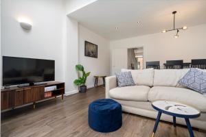 London 4-Bed in Coulsdon, 20 mins Gatwick, Parking