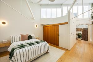 Riverside Loft 2Bed,2Bath Park Pool