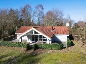 8 person holiday home in Glesborg