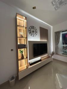 Versatile 1BR with Burj Khalifa View