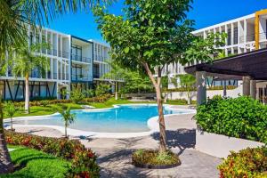 Araquuna, Chic New Condo, Pool & Balcony By Valléra Homes