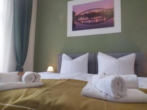 Modernes City Apartment, 4 Pers, Küche, Arbeitsplatz & WLAN, 3min zur TRAM