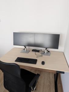 Central Apartment with Workspace