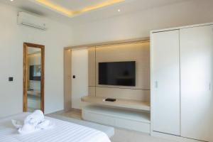 Balimmo 3 Bedrooms Tropical Modern Villa