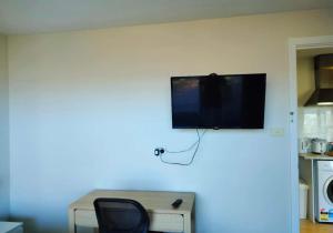 Skyline Serenity Lower - Close to city and airport