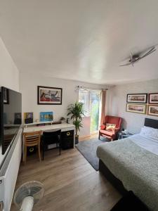 Sunset View 2BR Apartment - Beautiful London View & Free Parking