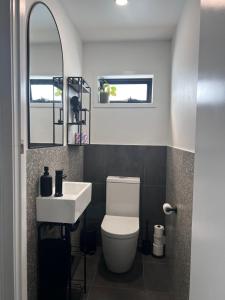 WEST HUB. Private Infrared Sauna near city & much more! New purpose built loft style!