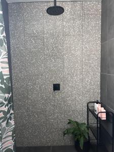 WEST HUB. Private Infrared Sauna near city & much more! New purpose built loft style!