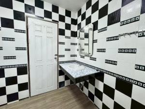 8Pax Spacious Private Home near The Mall Bangkapi