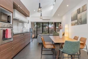 21P Terrific 9 mins walk to Darling Harbour -4BR Abnb-Style House