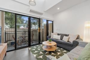 21P Terrific 9 mins walk to Darling Harbour -4BR Abnb-Style House
