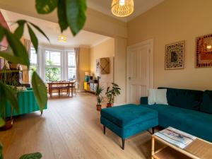 Spacious 4-Bed Seaside Retreat w Garden Pass The Keys