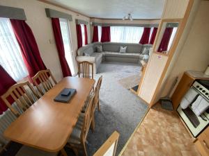 Sealands park, sleeps 6, WiFi, heating, veranda,beach access