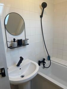 Tranquil Thamesmead Treasure - London