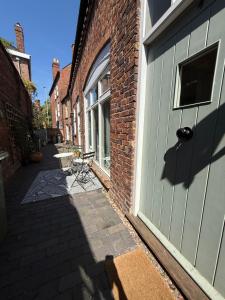 The Mews - Worcester City - House - Gated - Self Check In - Free WIFI - 2 Doubles - TVs in bedrooms - Sleeps 6 - Free Nearby Parking
