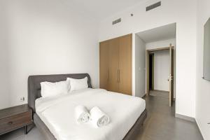 Luxury 2BR Dubai Creek Harbour with Pool, Gym, Parking & Balcony Views