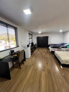 Quarto Grande Com Banheiro Privativo em OP