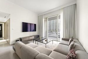 Luxury 2BR Dubai Creek Harbour with Pool, Gym, Parking & Balcony Views