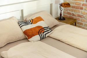 Andrassy Art -Stunning Studio with AC Heroes Square