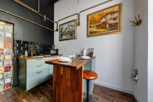 Andrassy Art -Stunning Studio with AC Heroes Square