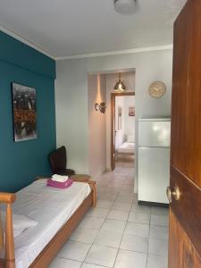 Central Charming Apartment in Paralia Ofriniou, 50m from the Beach, Free Parking, Wi-Fi, Pet-Friendly, AC