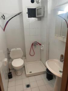 Central Charming Apartment in Paralia Ofriniou, 50m from the Beach, Free Parking, Wi-Fi, Pet-Friendly, AC