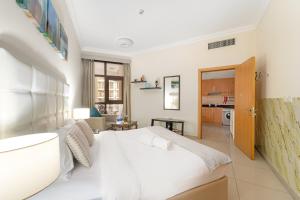 Dubai 1BR Balcony Views Near Miracle Garden