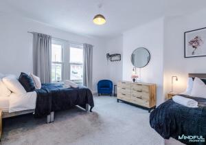 5BR House, Sleeps 10 guests - Free Parking - Business & Contractor Stays