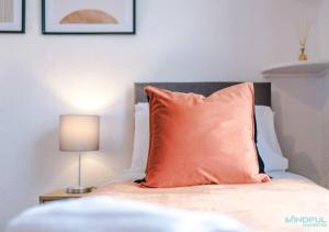 5BR House, Sleeps 10 guests - Free Parking - Business & Contractor Stays