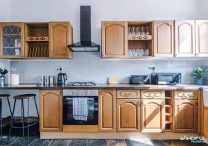 5BR House, Sleeps 10 guests - Free Parking - Business & Contractor Stays